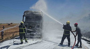 Şanlıurfa'da saman yüklü tırda çıkan yangın söndürüldü