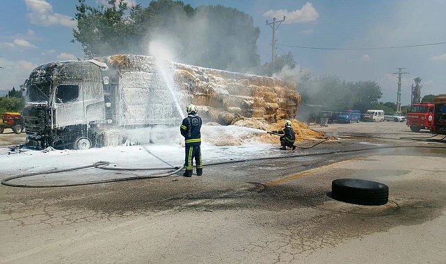 Sarayköy'de saman yüklü tır alev alev yandı
