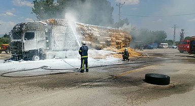Sarayköy'de saman yüklü tır alev alev yandı