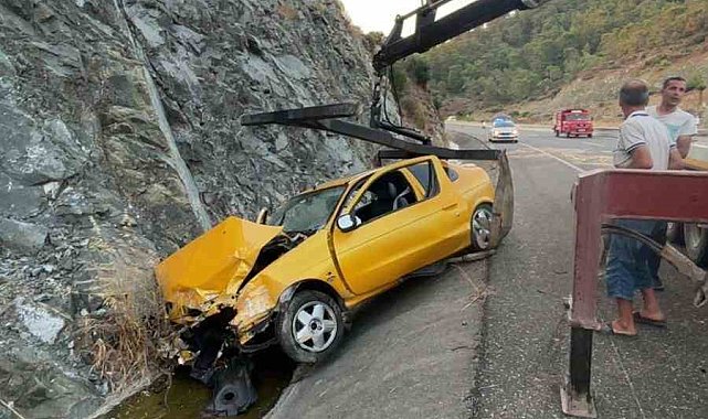 Savrulan otomobil hurdaya döndü, sürücü araçta sıkıştı