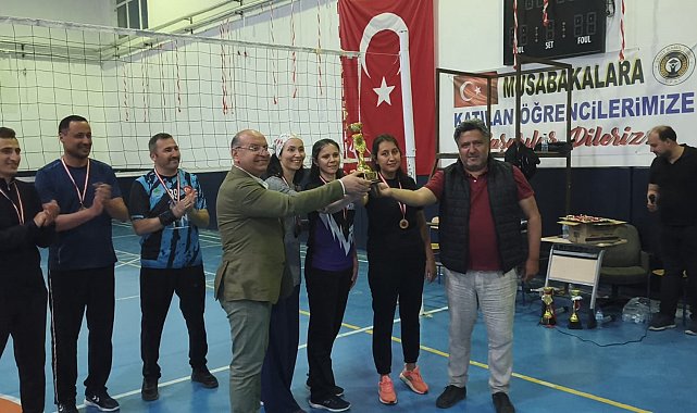 Şehit öğretmen anısına düzenlenen voleybol turnuvası sona erdi