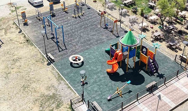 Şehzadeler'in parklarında yenileme çalışmaları devam ediyor