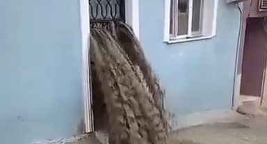 Sel suları evinin içinden geçti: Ölümden döndü