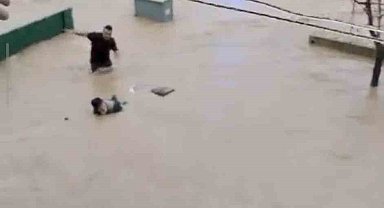Sel sularına kapılan yaşlı adamı son anda kurtardılar