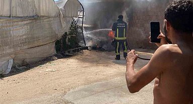 Seraların arasında park halindeki otomobil alev alev yandı