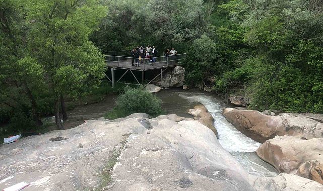 Serinlemek için gölete giren genç boğuldu