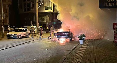 Seyir halindeki araç alevlere teslim oldu, sokak aydınlandı