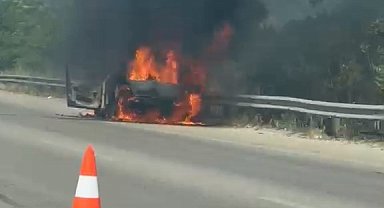 Seyir halindeki araç alevlere teslim oldu