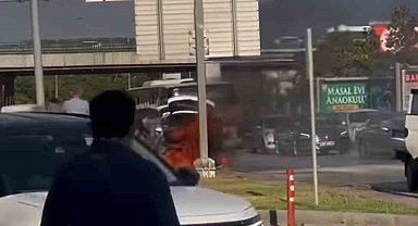 Seyir halindeki otomobil alev topuna döndü