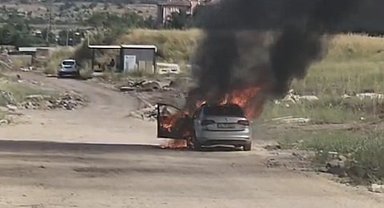 Seyir halindeki otomobil alev topuna döndü