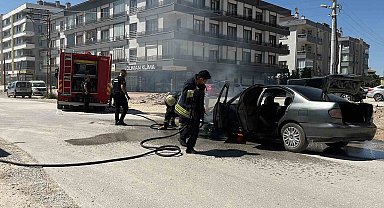 Seyir halindeki otomobil yandı