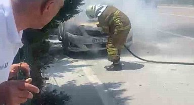 Seyir halindeki otomobilin motor kısmında yangın çıktı