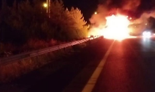Seyir halindeki tır alev alev yanarak kullanılamaz hale geldi