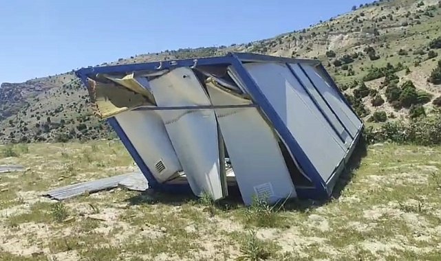 Şiddetli rüzgar konteyneri 100 metre sürükledi
