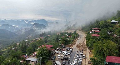Şiddetli yağış heyelana yol açtı, motosiklet toprak altında kaldı