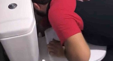 Siirt'te lavabo gider borusuna sıkışan 2 yavru kedi itfaiye ekiplerince kurtarıldı
