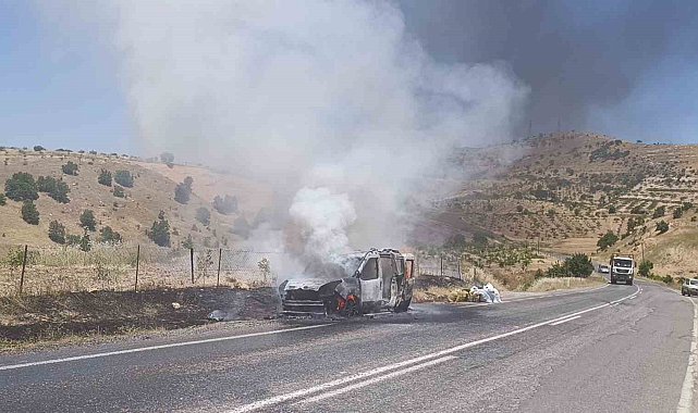 Siirt'te seyir halindeki otomobil alev aldı