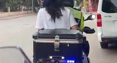 Sınava geç kalan öğrencilerin imdadına polis yetişti