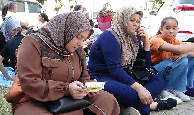 Sınava girmeden dakikalar önce son kez test çözdüler