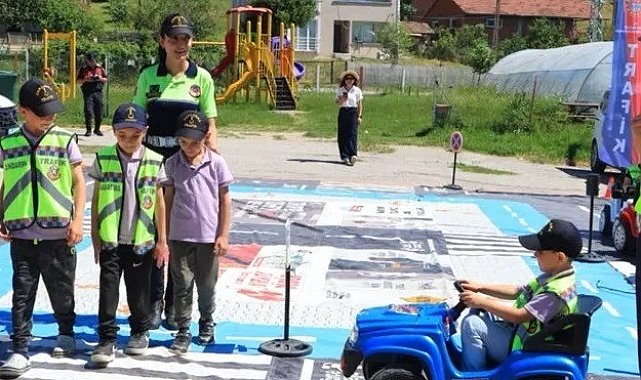 Sinop'ta jandarmadan miniklere uygulamalı trafik eğitimi
