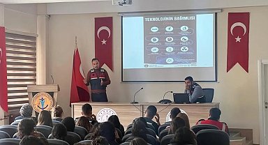 Sinop'ta öğrenciler siber tehlikelere karşı bilgilendirildi