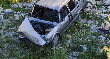 Sinop'ta otomobil şarampole uçtu: 2 yaralı
