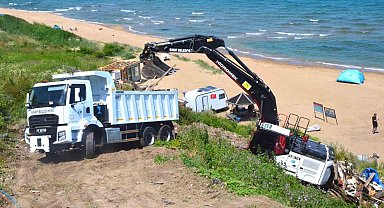 Sinop'ta sahildeki kaçak yapılara yıkım operasyonu