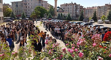 Sivas lisesinin yarım asırlık mezunları yeni mezunlarla kaynaştı