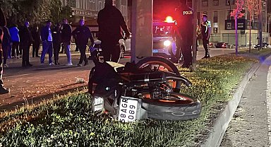 Sivas'ta aydınlatma direğine çarpan motosikletteki 2 kişi yola savruldu: 2 ağır yaralı