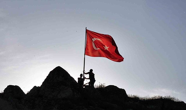 Sivas'ta bu kalede 8 asırdır Türk'ün bayrağı dalgalanıyor