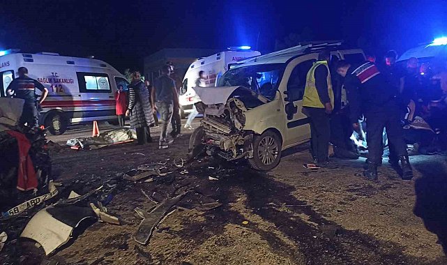 Sivas'ta iki araç kafa kafaya çarpıştı: 1 ölü, 3'ü ağır 7 yaralı