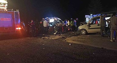 Sivas'ta iki araç kafa kafaya çarpıştı: 4'ü ağır 8 yaralı