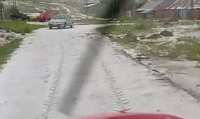 Sivas'ta kuvvetli dolu yağışı beraberinde sele neden oldu