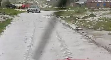 Sivas'ta kuvvetli dolu yağışı beraberinde sele neden oldu