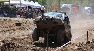 Sivas'ta off road festivalinde takla atan araç yürekleri ağza getirdi