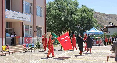Sivas'ta öğrenciler okula güle oynaya veda etti