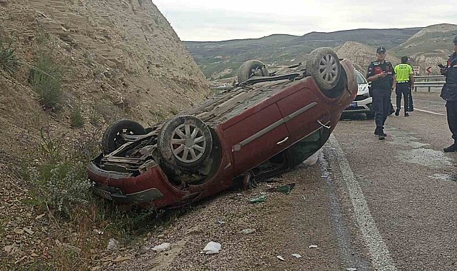 Sivas'ta otomobil takla attı: 2'si ağır 3 kişi yaralandı