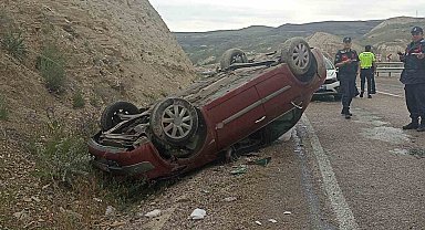 Sivas'ta otomobil takla attı: 2'si ağır 3 kişi yaralandı