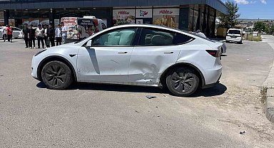 Sivas'ta otomobiller çarpıştı: 3 yaralı