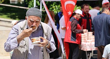 Sivas'ta vatandaşlara aşure dağıtıldı