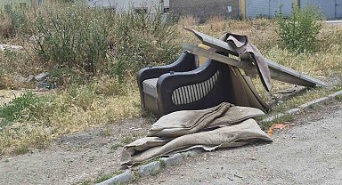 Sorumsuzca çevreye atılan eski ev eşyaları görüntü kirliliğine yol açıyor