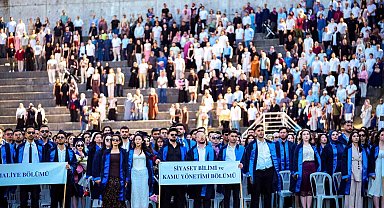 Stadyumu dolduran aileler, çocuklarının mezuniyet heyecanına ortak oldu
