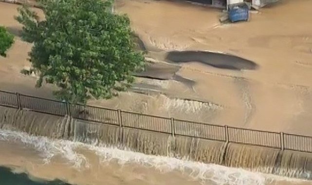 Su borusu patladı, yollar göle döndü