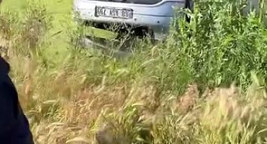 Su dolu drenaj kuyusuna gömülü otomobilden 2 ceset çıktı