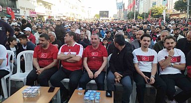 Sultanbeyli Kent Meydanı'nda vatandaşlar milli takım için tek yürek oldular