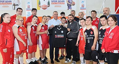 Sultangazi Belediye Başkanı Dursun, Down Sendromlular Basketbol Milli Takımı ile buluştu