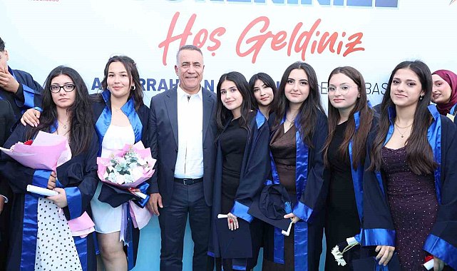 Sultangazi'de lise öğrencilerinin mezuniyeti coşkuyla kutlandı