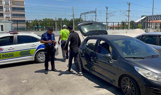 Taksiciler müşteri kılığına girdi, korsan taksiciyi yakalattı