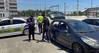Taksiciler müşteri kılığına girdi, korsan taksiciyi yakalattı