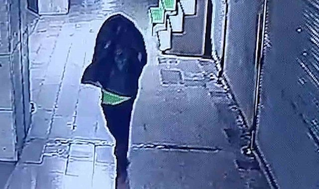 Tanınmamak için başına çöp poşeti geçirip yangın çıkaran şahıs kameralara yakalandı